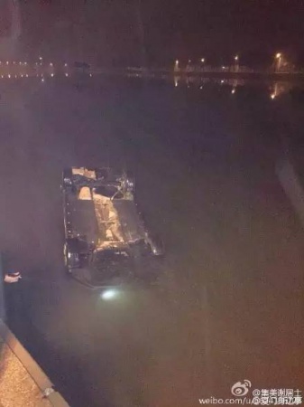 【集美突發】小車翻進集美龍舟池！！后溪考場女司機突然暈倒！車輛撞墻……