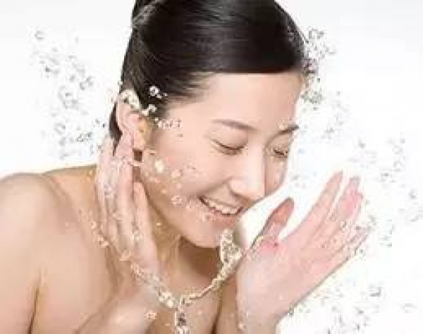 后怕！小伙擠個痘痘，擠出高燒、眼睛肺部嚴(yán)重感染送進(jìn)醫(yī)院…你可能也經(jīng)常這樣做