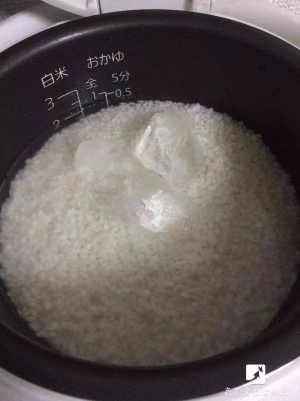 漲姿勢！蒸米飯時只要在鍋蓋前多加點東西，就會好吃幾十倍！