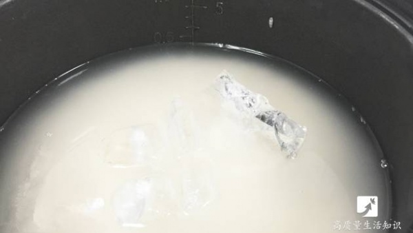 漲姿勢！蒸米飯時只要在鍋蓋前多加點東西，就會好吃幾十倍！