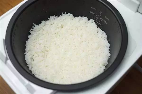 漲姿勢！蒸米飯時只要在鍋蓋前多加點東西，就會好吃幾十倍！