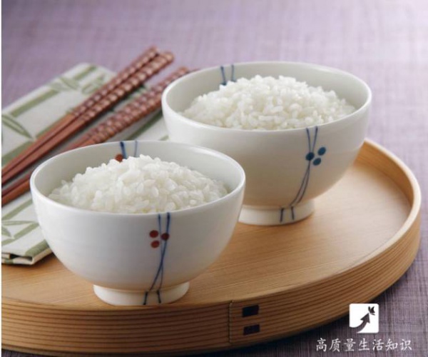 漲姿勢！蒸米飯時只要在鍋蓋前多加點東西，就會好吃幾十倍！
