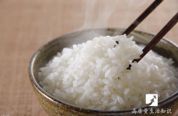 漲姿勢！蒸米飯時只要在鍋蓋前多加點東西，就會好吃幾十倍！