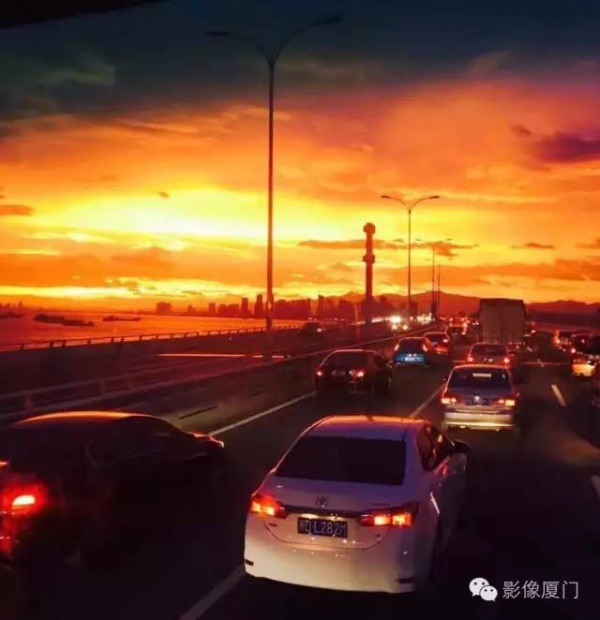 廈門(mén)“美炸”了！臺(tái)風(fēng)前史無(wú)前例的火燒云爆發(fā)，震撼得讓人害怕…