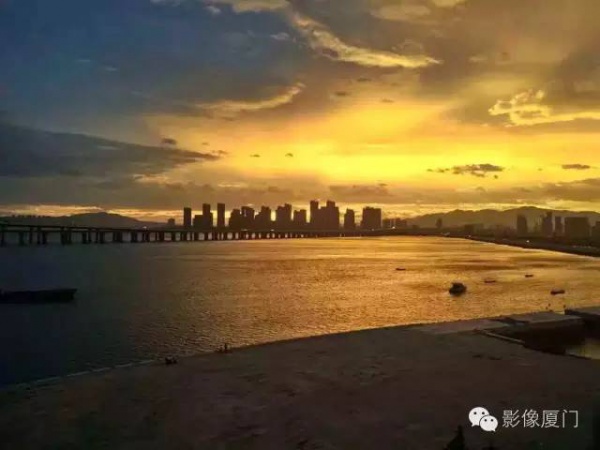 廈門(mén)“美炸”了！臺(tái)風(fēng)前史無(wú)前例的火燒云爆發(fā)，震撼得讓人害怕…