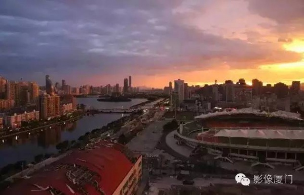 廈門(mén)“美炸”了！臺(tái)風(fēng)前史無(wú)前例的火燒云爆發(fā)，震撼得讓人害怕…