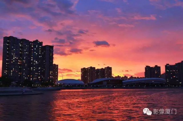 廈門(mén)“美炸”了！臺(tái)風(fēng)前史無(wú)前例的火燒云爆發(fā)，震撼得讓人害怕…