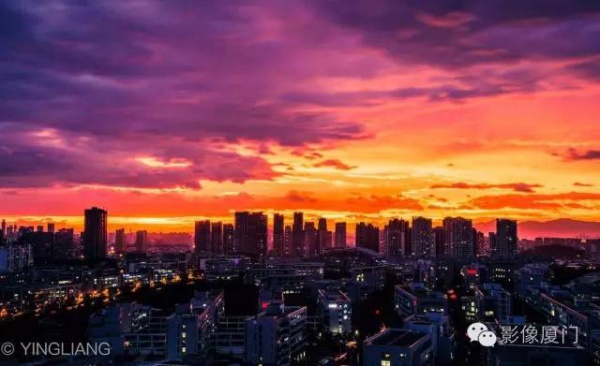 廈門(mén)“美炸”了！臺(tái)風(fēng)前史無(wú)前例的火燒云爆發(fā)，震撼得讓人害怕…