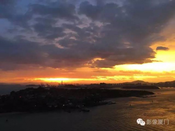廈門(mén)“美炸”了！臺(tái)風(fēng)前史無(wú)前例的火燒云爆發(fā)，震撼得讓人害怕…