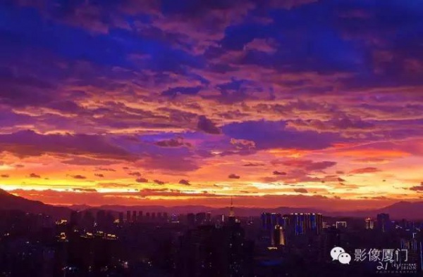廈門(mén)“美炸”了！臺(tái)風(fēng)前史無(wú)前例的火燒云爆發(fā)，震撼得讓人害怕…