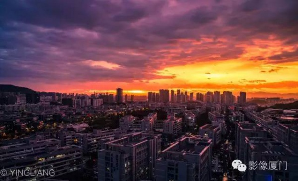 廈門(mén)“美炸”了！臺(tái)風(fēng)前史無(wú)前例的火燒云爆發(fā)，震撼得讓人害怕…