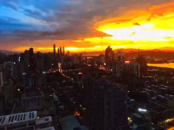 廈門(mén)“美炸”了！臺(tái)風(fēng)前史無(wú)前例的火燒云爆發(fā)，震撼得讓人害怕…