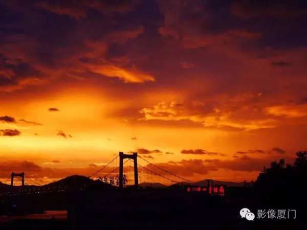 廈門(mén)“美炸”了！臺(tái)風(fēng)前史無(wú)前例的火燒云爆發(fā)，震撼得讓人害怕…