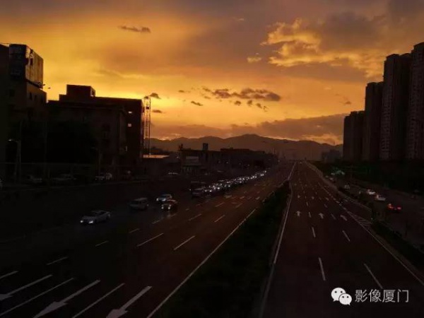 廈門(mén)“美炸”了！臺(tái)風(fēng)前史無(wú)前例的火燒云爆發(fā)，震撼得讓人害怕…