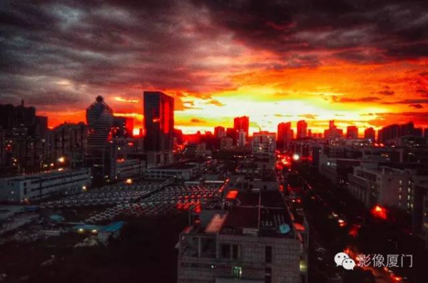 廈門(mén)“美炸”了！臺(tái)風(fēng)前史無(wú)前例的火燒云爆發(fā)，震撼得讓人害怕…