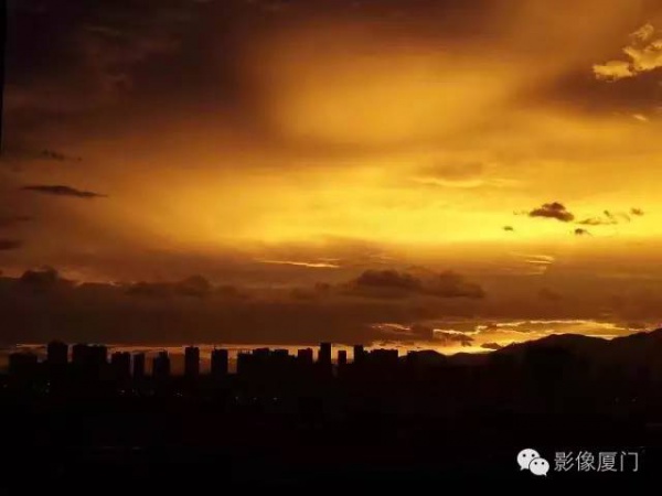 廈門(mén)“美炸”了！臺(tái)風(fēng)前史無(wú)前例的火燒云爆發(fā)，震撼得讓人害怕…