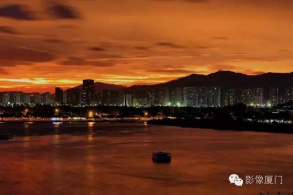 廈門(mén)“美炸”了！臺(tái)風(fēng)前史無(wú)前例的火燒云爆發(fā)，震撼得讓人害怕…