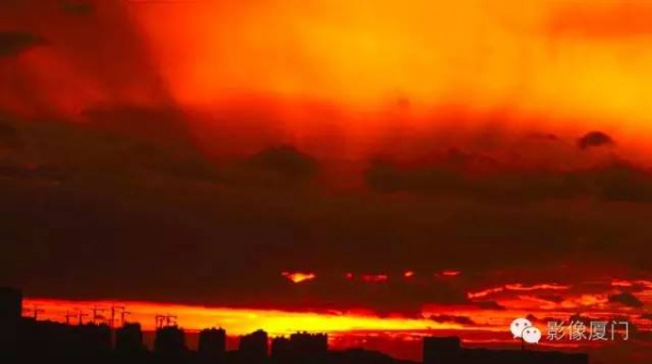 廈門(mén)“美炸”了！臺(tái)風(fēng)前史無(wú)前例的火燒云爆發(fā)，震撼得讓人害怕…