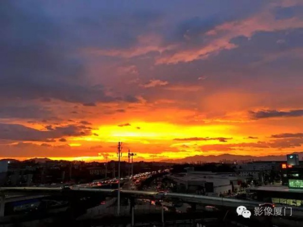 廈門(mén)“美炸”了！臺(tái)風(fēng)前史無(wú)前例的火燒云爆發(fā)，震撼得讓人害怕…