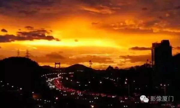廈門(mén)“美炸”了！臺(tái)風(fēng)前史無(wú)前例的火燒云爆發(fā)，震撼得讓人害怕…