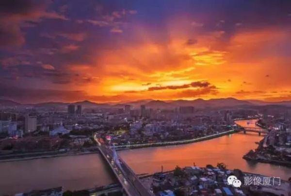 廈門(mén)“美炸”了！臺(tái)風(fēng)前史無(wú)前例的火燒云爆發(fā)，震撼得讓人害怕…