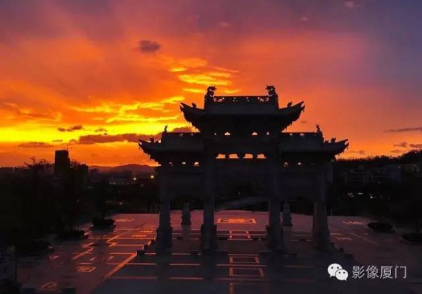 廈門(mén)“美炸”了！臺(tái)風(fēng)前史無(wú)前例的火燒云爆發(fā)，震撼得讓人害怕…