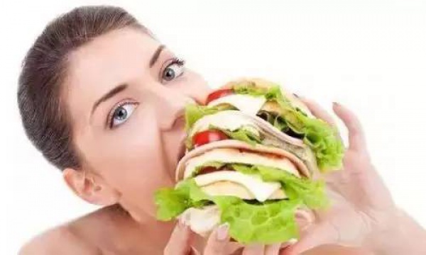 熱水泡腳1個(gè)月，雙腳潰爛險(xiǎn)些截肢…秋冬泡腳養(yǎng)生流行，但4種人不宜泡