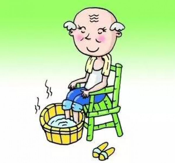 熱水泡腳1個(gè)月，雙腳潰爛險(xiǎn)些截肢…秋冬泡腳養(yǎng)生流行，但4種人不宜泡