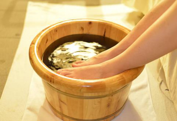 熱水泡腳1個(gè)月，雙腳潰爛險(xiǎn)些截肢…秋冬泡腳養(yǎng)生流行，但4種人不宜泡