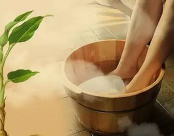 熱水泡腳1個(gè)月，雙腳潰爛險(xiǎn)些截肢…秋冬泡腳養(yǎng)生流行，但4種人不宜泡