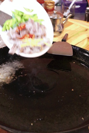 默默開了13年，這家正宗老廈門的煸豆干，不少人專程開豪車來吃！