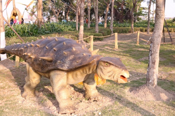 嚇尿！園博苑驚現“侏羅紀公園”，恐龍復活了？！