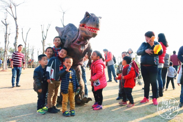 嚇尿！園博苑驚現“侏羅紀公園”，恐龍復活了？！