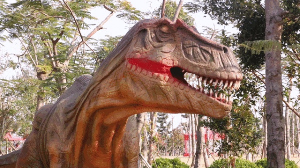 嚇尿！園博苑驚現“侏羅紀公園”，恐龍復活了？！