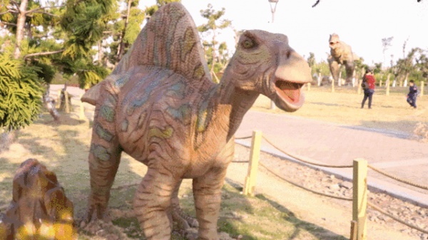 嚇尿！園博苑驚現“侏羅紀公園”，恐龍復活了？！