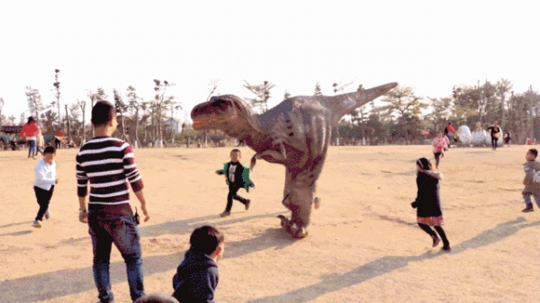嚇尿！園博苑驚現“侏羅紀公園”，恐龍復活了？！