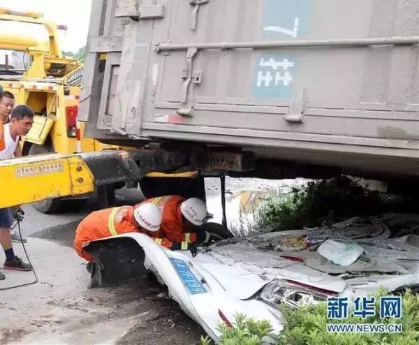 開車必看！大貨車壓下瞬間，司機乘客做了一個動作，逃過鬼門關！