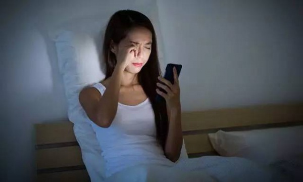 20歲女生因它右眼“暴盲”，能把這個(gè)壞習(xí)慣改掉的請(qǐng)舉手……