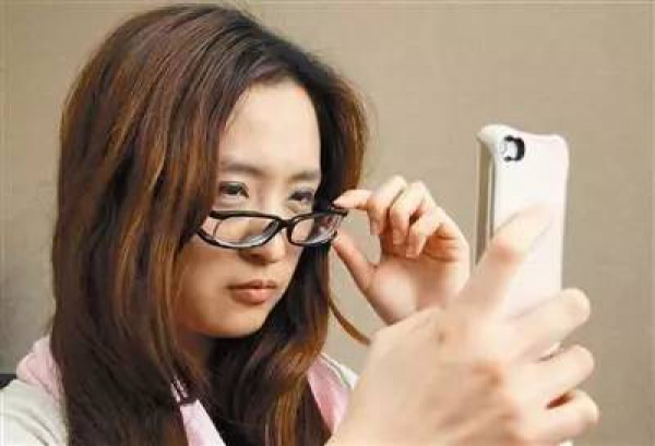 20歲女生因它右眼“暴盲”，能把這個(gè)壞習(xí)慣改掉的請(qǐng)舉手……