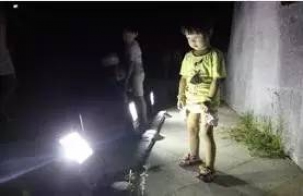廣場(chǎng)上就碰了一下這東西，三歲女孩立馬倒地身亡……家長(zhǎng)一定要當(dāng)心！