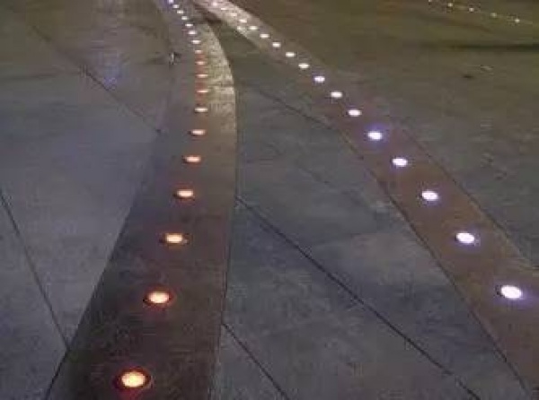 廣場(chǎng)上就碰了一下這東西，三歲女孩立馬倒地身亡……家長(zhǎng)一定要當(dāng)心！
