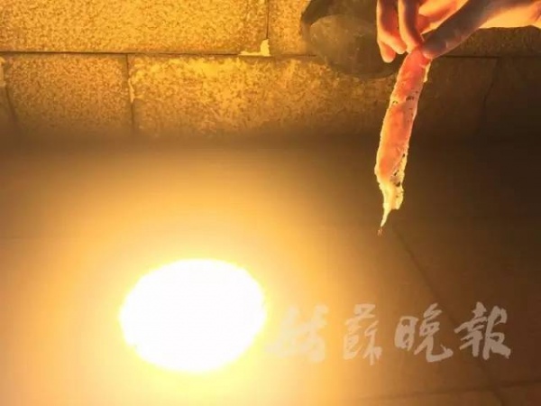 廣場(chǎng)上就碰了一下這東西，三歲女孩立馬倒地身亡……家長(zhǎng)一定要當(dāng)心！