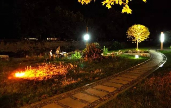 廣場(chǎng)上就碰了一下這東西，三歲女孩立馬倒地身亡……家長(zhǎng)一定要當(dāng)心！