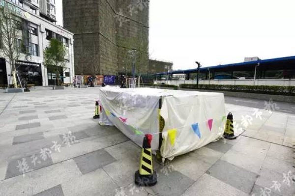 廣場(chǎng)上就碰了一下這東西，三歲女孩立馬倒地身亡……家長(zhǎng)一定要當(dāng)心！