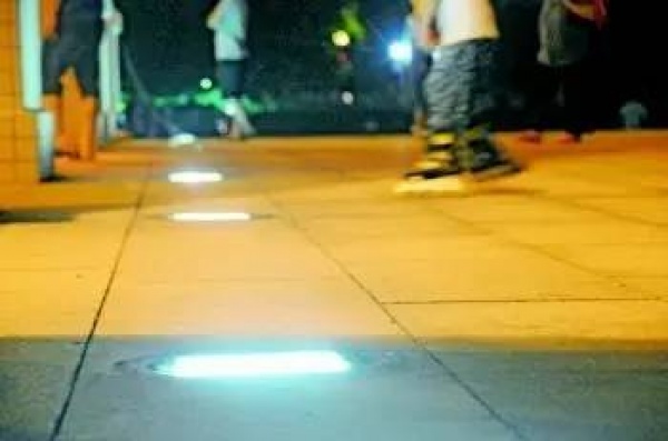 廣場(chǎng)上就碰了一下這東西，三歲女孩立馬倒地身亡……家長(zhǎng)一定要當(dāng)心！