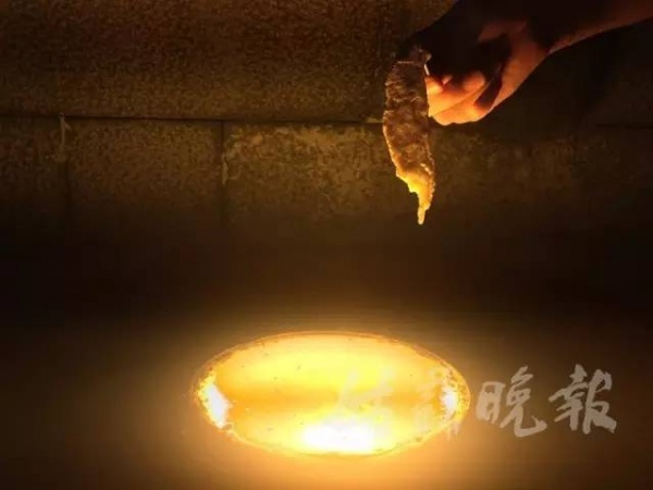 廣場(chǎng)上就碰了一下這東西，三歲女孩立馬倒地身亡……家長(zhǎng)一定要當(dāng)心！