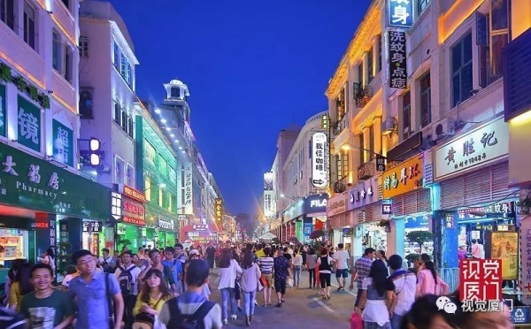 不同時期的廈門中山路夜景，90年代最美，現在效果如金磚