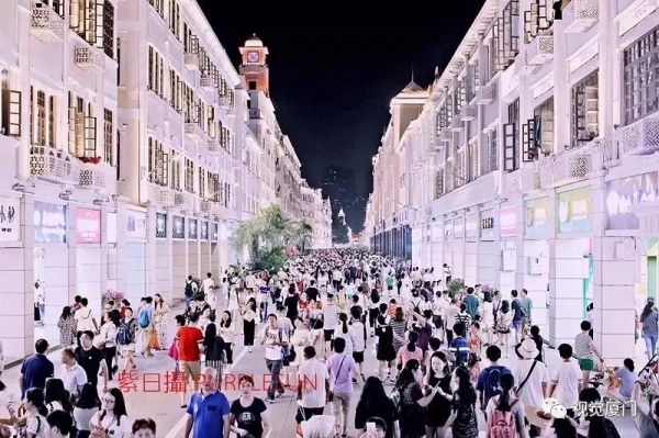 不同時期的廈門中山路夜景，90年代最美，現在效果如金磚